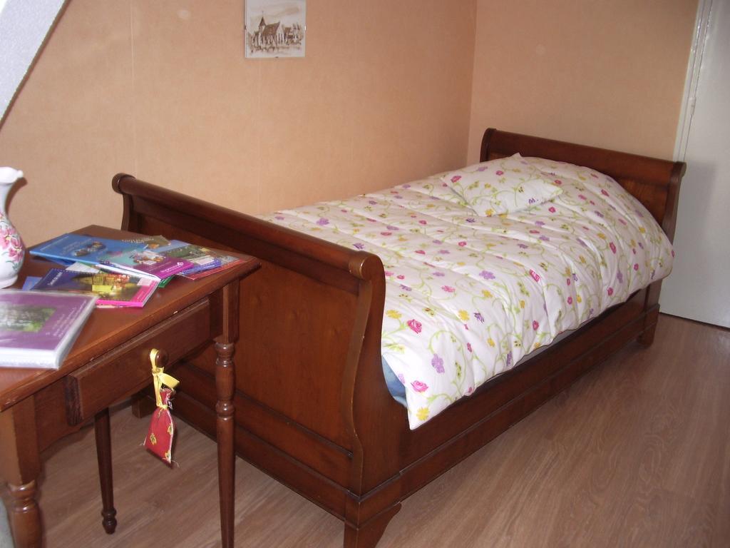 Les Glycines Bed & Breakfast Plaimpied-Givaudins Bagian luar foto