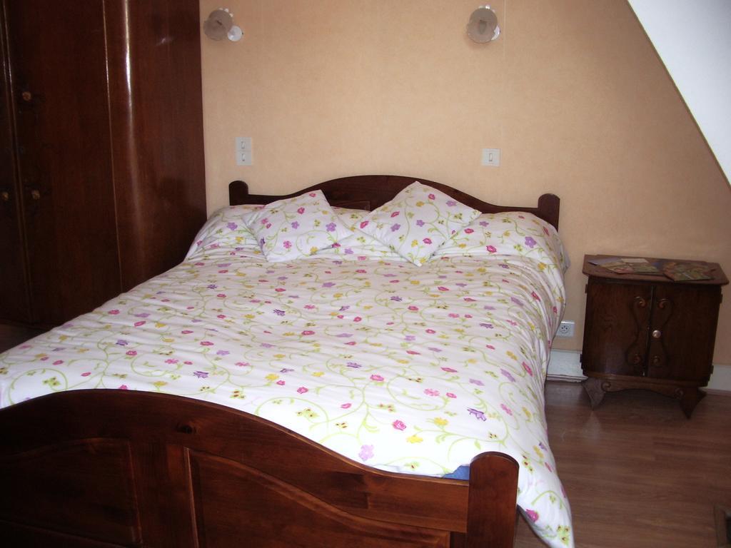 Les Glycines Bed & Breakfast Plaimpied-Givaudins Bagian luar foto