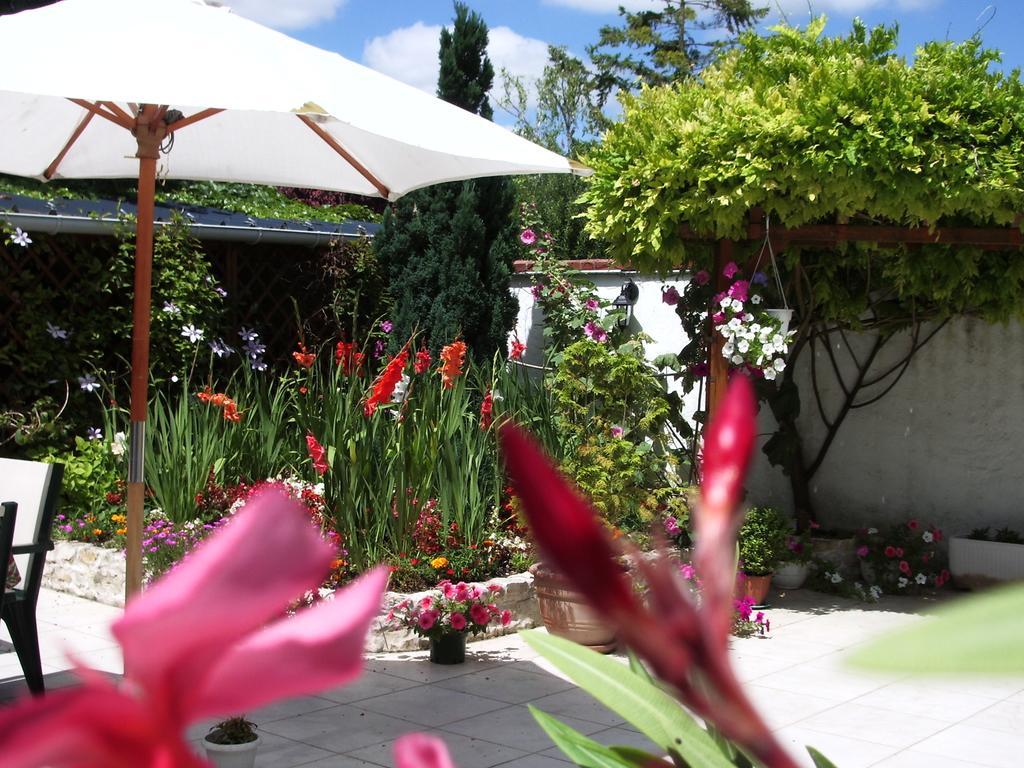 Les Glycines Bed & Breakfast Plaimpied-Givaudins Bagian luar foto