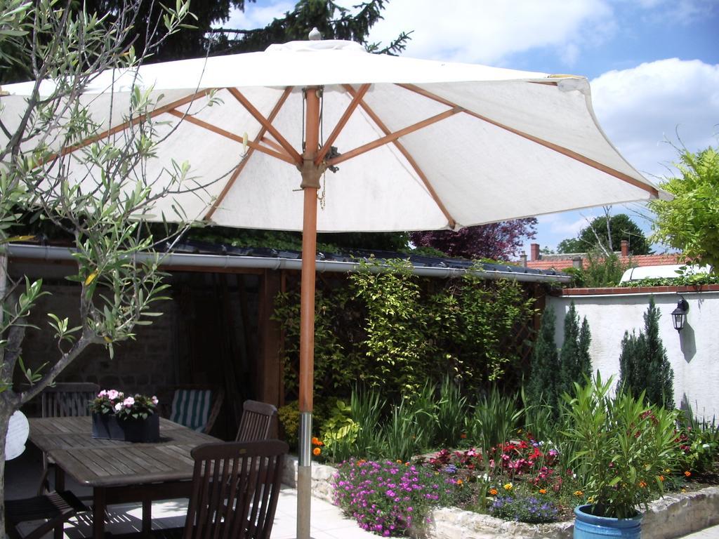 Les Glycines Bed & Breakfast Plaimpied-Givaudins Bagian luar foto
